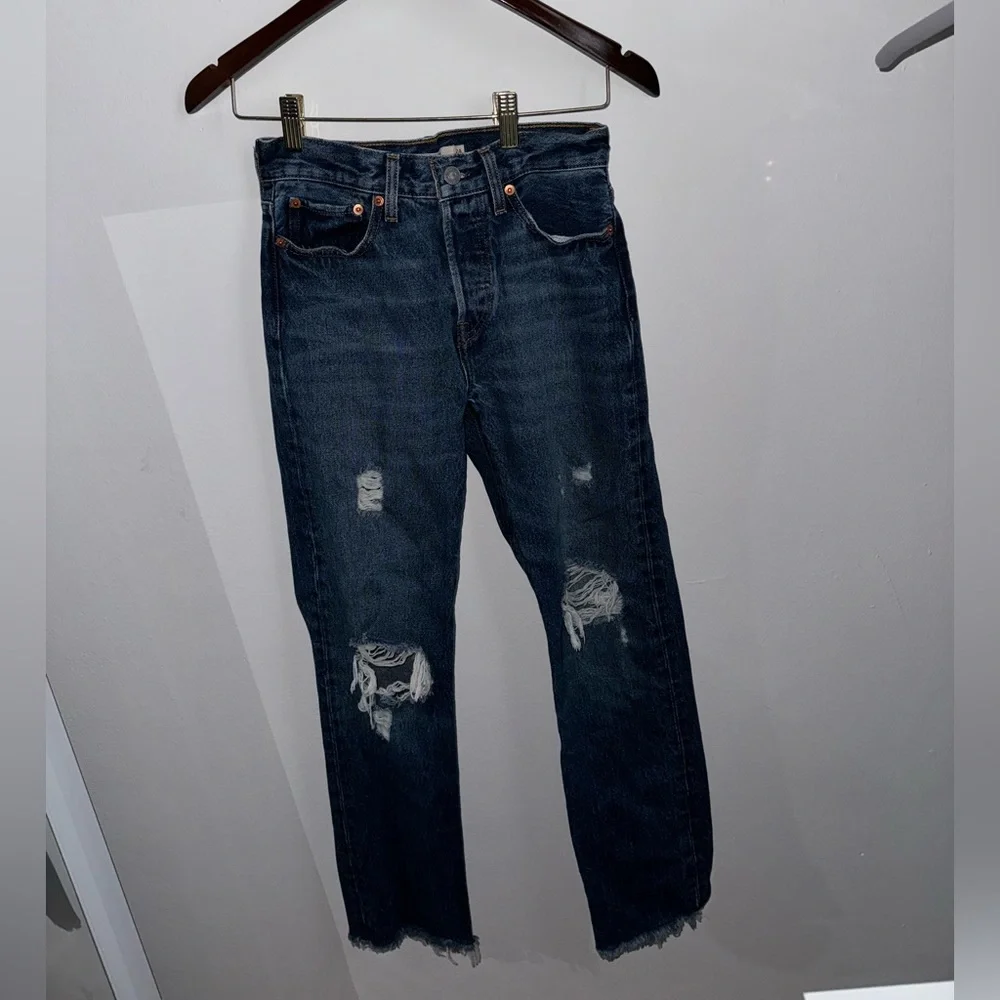 Levi’s Wedgie Icon Fit Medium Wash Distressed Cropped High-Rise Jeans - Picture 8 of 10